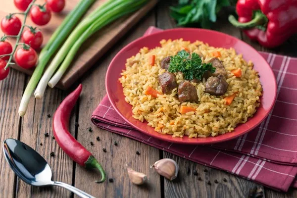 Nasi Goreng Pak Is: Rasa yang Menggigit Jiwa di Sakalputung