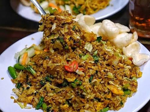 Nasi Goreng Pak Is: Rasa yang Menggigit Jiwa di Sakalputung